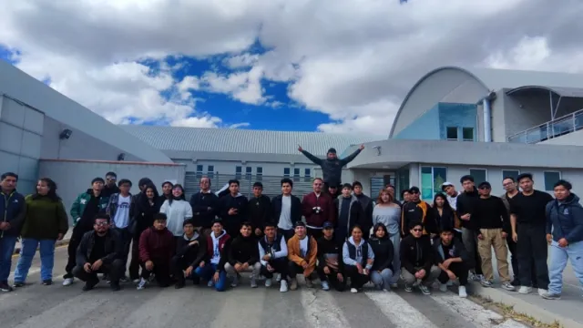 De la teoría al hardware: Estudiantes de USFA conocen por dentro la planta tecnológica de QUIPUS