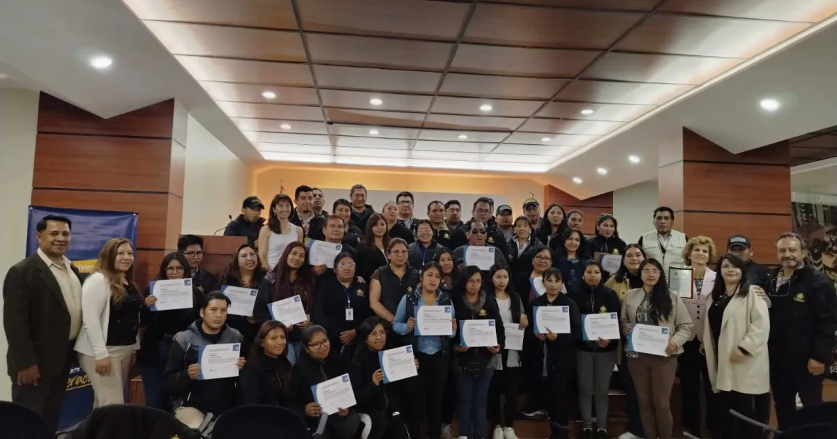 USFA e Intendencia Municipal de La Paz entregaron certificados de capacitación en atención ciudadana