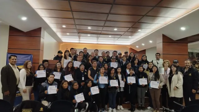 USFA e Intendencia Municipal de La Paz entregaron certificados de capacitación en atención ciudadana